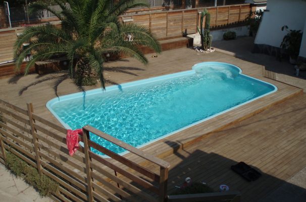Instalación de Tarima de madera natural en la terraza con piscina de